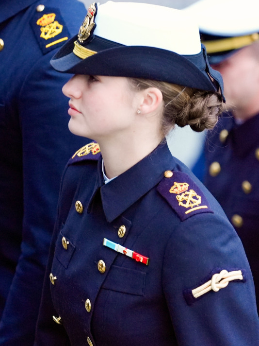 El rey Felipe y la reina Letizia despiden a la princesa Leonor al embarcar en el buque escuela de la Armanda Juan Sebastián Elcano @ Román Ríos (EFE) (34)