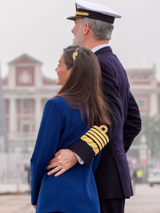 El rey Felipe y la reina Letizia despiden a la princesa Leonor al embarcar en el buque escuela de la Armanda Juan Sebastián Elcano @ Román Ríos (EFE) (25)