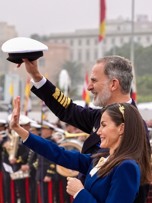 El rey Felipe y la reina Letizia despiden a la princesa Leonor al embarcar en el buque escuela de la Armanda Juan Sebastián Elcano @ Román Ríos (EFE) (23)
