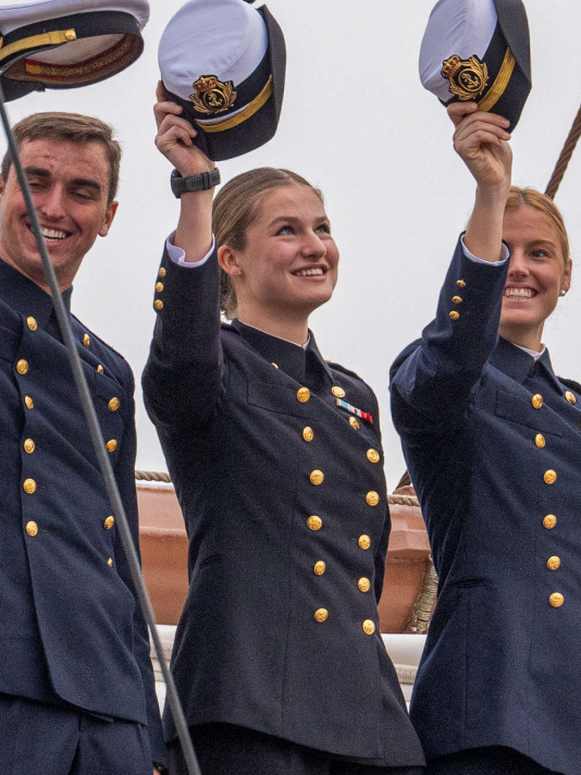 El rey Felipe y la reina Letizia despiden a la princesa Leonor al embarcar en el buque escuela de la Armanda Juan Sebastián Elcano @ Román Ríos (EFE) (9)