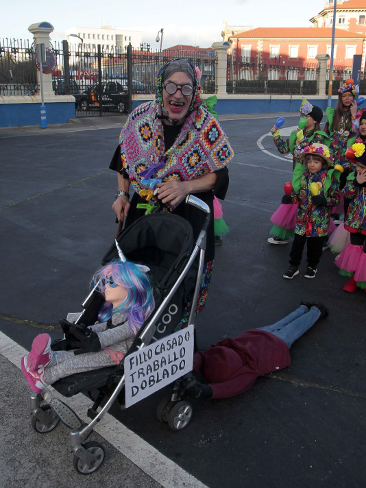 Desfile de comparsas 2025 en A Coruna (36)