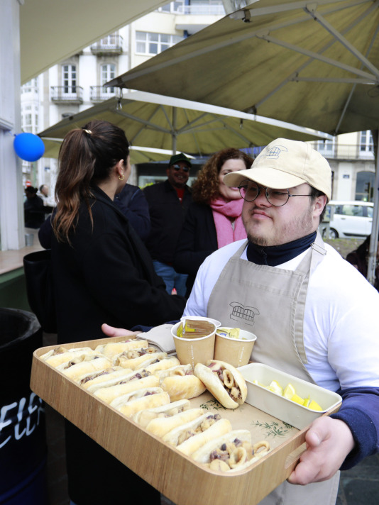 Representantes políticos y vecinos celebraron la reapertura del Quiosco Down Experience @ Patricia G. Fraga (9)