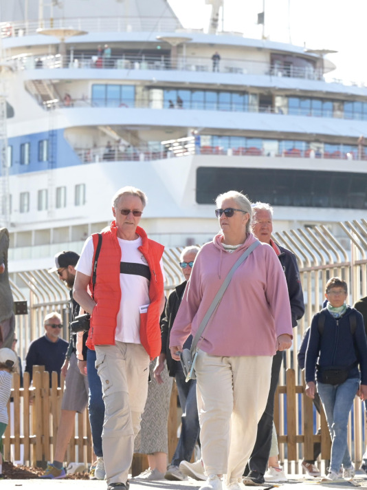 El Ocean Albatross visita el puerto herculino @Javier Albores (32)