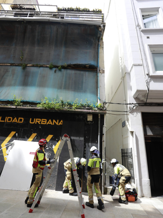 Una dotación de Bomberos tapia la entrada al edificio abandonado en la calle Vista (11)