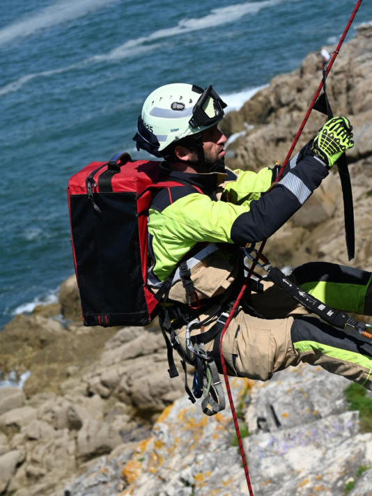 Bomberos realizando un simulacro en las rocas al pie del Paseo Marítimo (49)