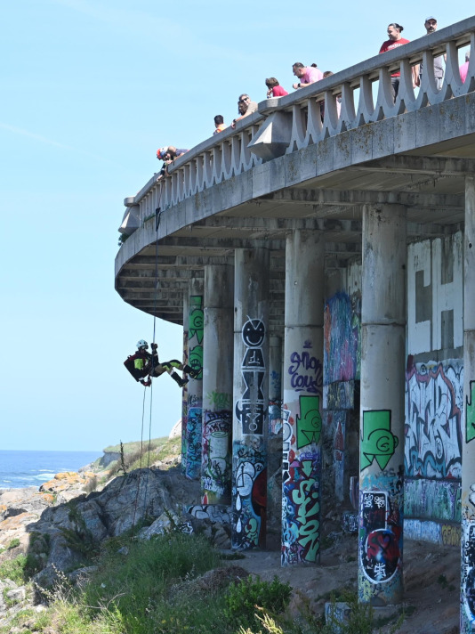 Bomberos realizando un simulacro en las rocas al pie del Paseo Marítimo (51)