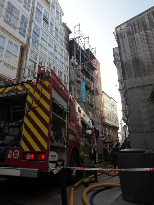 Así quedó por dentro el edificio okupado que ardió en la calle de la Barrera de A Coruña @ Quintana (2)