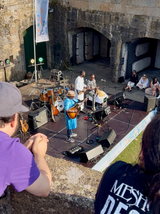 Vieux Farka Touré, en el castillo de San Antón Foto Andrea Gestal