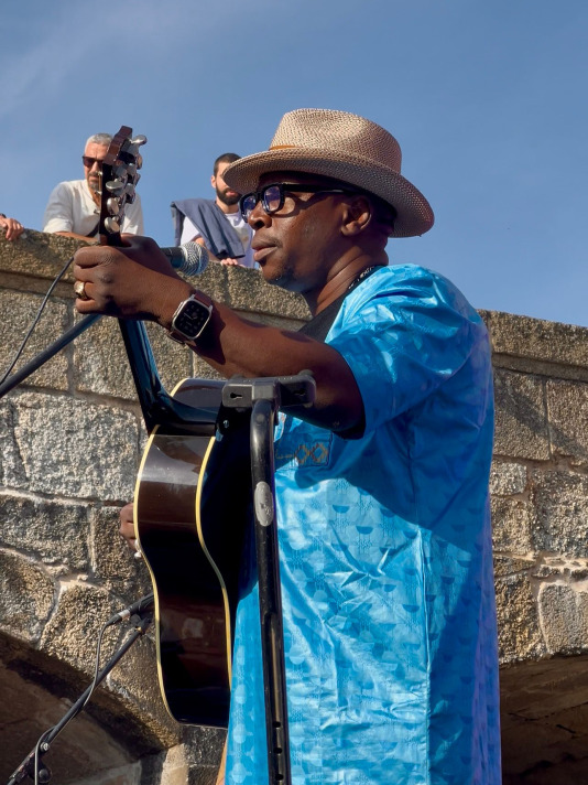 Vieux Farka Touré, en el castillo de San Antón Foto Andrea Gestal