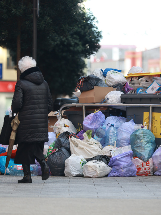 Los contenedores de la ciudad amanecieron repletos de los restos de las cenas de Nochebuena y de los papeles de regalo y los embalajes de los obsequios dejados por Papá Noel
