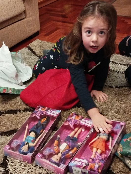 Papá Noel se pasó de madrugada por las casas de los niños de A Coruña y su área para dejarles regalos pedidos en sus cartas e, incluso, alguna sorpresa