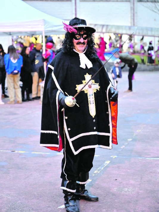 Gelo disfrazado de mosquetero en 2025