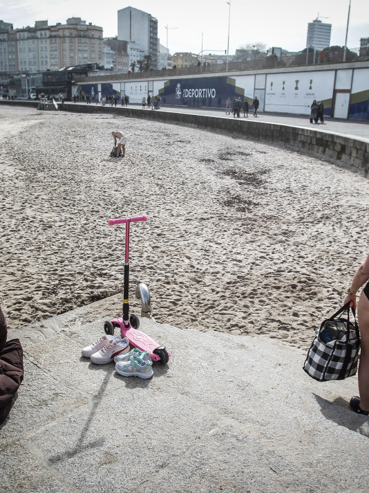 Los coruñeses no desaprovecharon la ocasión para regresar a las playas e incluso hubo alguno que se atrevió a darse un baño