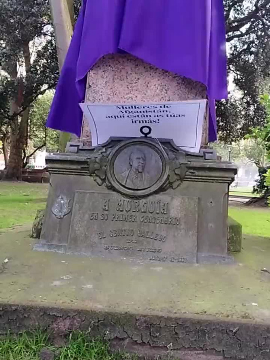 La estatua de Manuel Murguía amaneció tapada por un burka