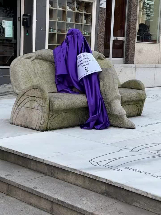 Varias estatuas de la ciudad amanecieron cubiertas por burkas morados