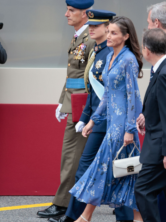 Los reyes Felipe y Letizia y la princesa Leonor presidieron el desfile en Vigo