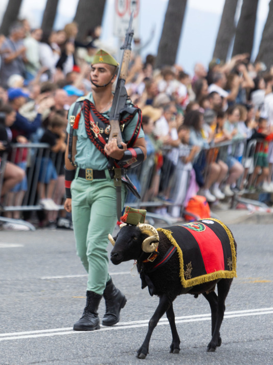 Los reyes Felipe y Letizia y la princesa Leonor presidieron el desfile en Vigo