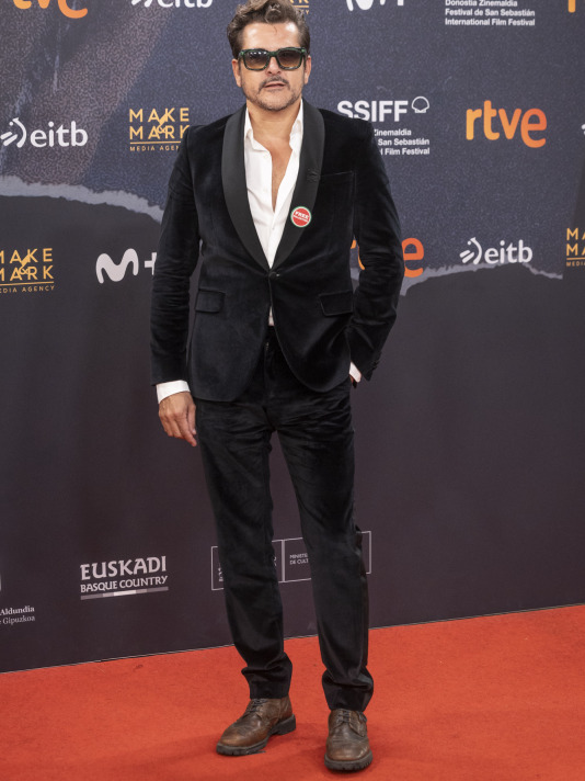 SAN SEBASTIÁN, 26/09/2026.- El actor Kike Maíllo posa este sábado en la alfombra roja del Festival de Cine de San Sebastián, momentos antes de la gala de clausura de la 74 edición del certamen. EFE/Javier Etxezarreta