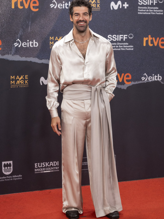 SAN SEBASTIÁN, 26/09/2026.- El actor Miguel Ángel Muñoz posa este sábado en la alfombra roja del Festival de Cine de San Sebastián, momentos antes de la gala de clausura de la 74 edición del certamen. EFE/Javier Etxezarreta