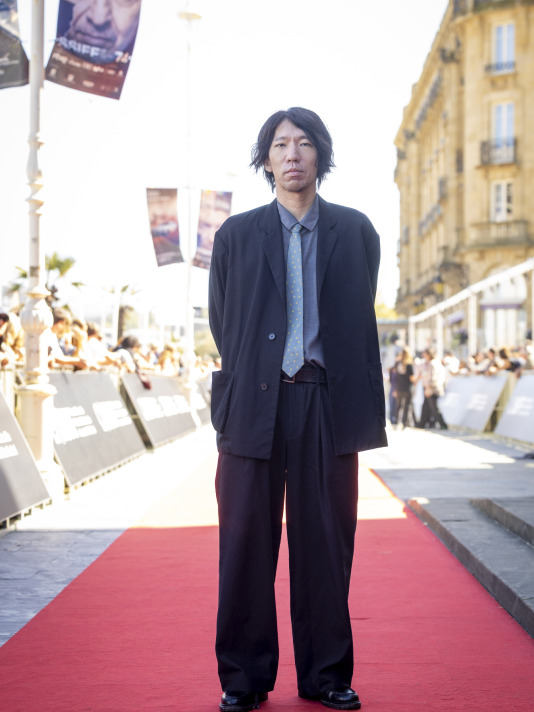 SAN SEBASTIÁN, 19/09/2026.- El director japonés Kazuya Murayama posa este sábado en la alfombra roja del 74 Festival de Cine de San Sebastián, donde presenta su película 'The ballet lesson' en la sección New Directors del certamen. EFE/Javier Etxezarreta