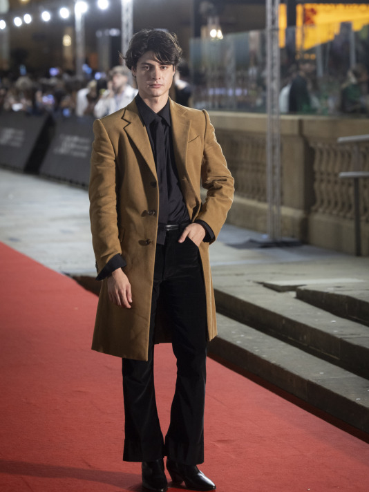 SAN SEBASTIÁN, 20/09/2026.- El actor Milo Quifes posa este domingo en la alfombra roja del Festival de Cine de San Sebastián, donde presentan la película 'La bola negra' en la sección Perlak de la 74 edición del certamen. EFE/Javier Etxezarreta