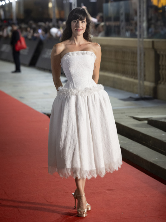 SAN SEBASTIÁN, 20/09/2026.- La actriz Natalia de Molina posa este domingo en la alfombra roja del Festival de Cine de San Sebastián, donde presentan su película de 'La bola negra' en la sección Perlak de la 74 edición del certamen. EFE/ Javier Etxezarreta. EFE/Javier Etxezarreta
