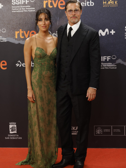 SAN SEBASTIÁN, 23/09/2026.- El actor estadounidense Brad Pitt y su pareja Inés de Ramón este miércoles en la alfombra roja de la 74 edición del Festival de Cine de San Sebastián. EFE/Javier Etxezarreta