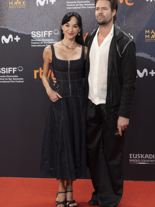SAN SEBASTIÁN, 23/09/2026.- La bailarina Lucía Lacarra y el bailarín y coreógrafo canadiense Matthew Golding posan este miércoles en la alfombra roja de la 74 edición del Festival de Cine de San Sebastián. EFE/Javier Etxezarreta