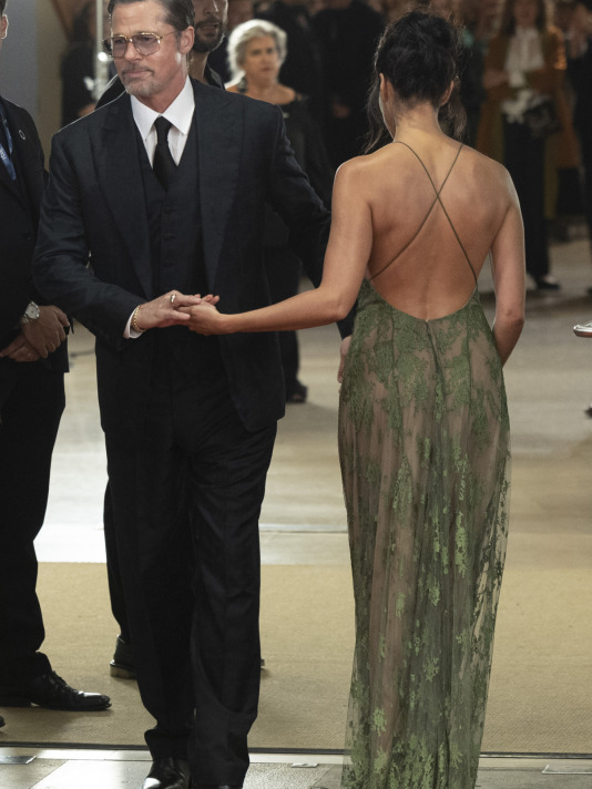 SAN SEBASTIÁN (ESPAÑA), 23/09/2026.- El actor estadounidense Brad Pitt y su pareja Inés de Ramón este miércoles en la alfombra roja de la 74 edición del Festival de Cine de San Sebastián. EFE/Juan Herrero