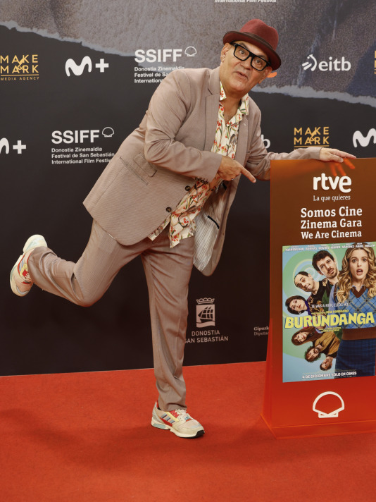 GRAFCAV9773. SAN SEBASTIÁN (ESPAÑA), 24/09/2026.- El realizador José Corbacho, posa este jueves en la alfombra roja durante su participación en el 74 Festival Internacional de Cine de San Sebastián. EFE/Juan Herrero