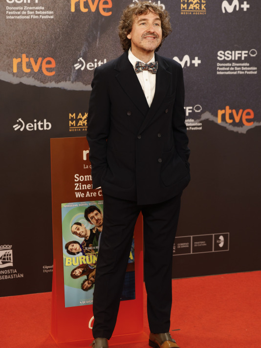 SAN SEBASTIÁN (ESPAÑA), 24/09/2026.- El actor Francesc Ferrer posa este jueves en la alfombra roja durante su participación en el 74 Festival Internacional de Cine de San Sebastián donde se presenta ´Burundanga´. EFE/Juan Herrero