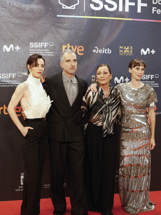 SAN SEBASTIÁN (ESPAÑA), 24/09/2026.- El realizador Mikel Gurrea (2i) posa junto a las actrices, Victoria Luengo (i), Ariadna Gil (d), y Eulalia Ramón (2d), este jueves en la alfombra roja durante su participación en el 74 Festival Internacional de Cine de San Sebastián. EFE/Juan Herrero