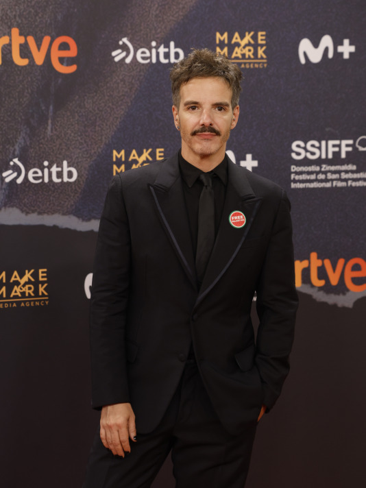 SAN SEBASTIÁN (ESPAÑA), 26/09/2026.- El director Javier Giner, posa en la alfombra roja durante la gala de entrega de premios del 74 edición del Festival de Cine de San Sebastián. EFE/ Javier Etzezarreta