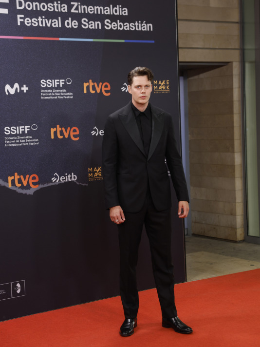 SAN SEBASTIÁN (ESPAÑA), 26/09/2026.- El actor y modelo sueco Bill Skarsgård, posa en la alfombra roja durante la gala de entrega de premios del 74 edición del Festival de Cine de San Sebastián. EFE/ Javier Etzezarreta