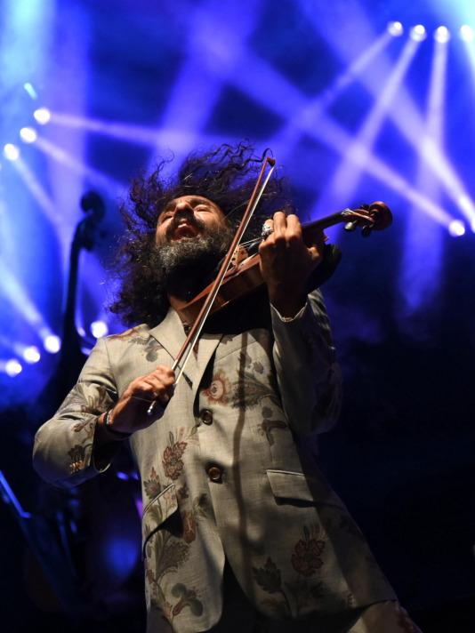 El virtuoso violinista de origen libanés regresó a A Coruña para dar un concierto, esta vez en el Palacio de la Ópera, en el marco de su gira ‘Intruso’, con la que planteó un viaje por la angustia de no encajar para acabar abrazando la riqueza de la identidad multicultural, encontrando un hogar en la música