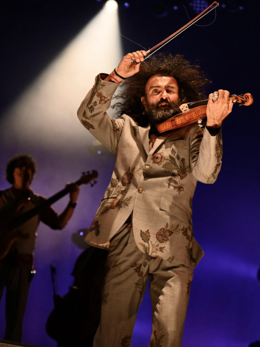 El virtuoso violinista de origen libanés regresó a A Coruña para dar un concierto, esta vez en el Palacio de la Ópera, en el marco de su gira ‘Intruso’, con la que planteó un viaje por la angustia de no encajar para acabar abrazando la riqueza de la identidad multicultural, encontrando un hogar en la música