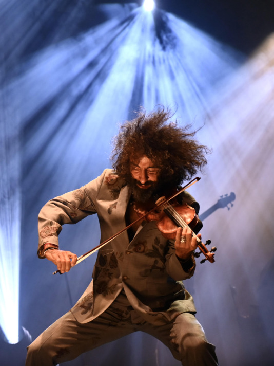 El virtuoso violinista de origen libanés regresó a A Coruña para dar un concierto, esta vez en el Palacio de la Ópera, en el marco de su gira ‘Intruso’, con la que planteó un viaje por la angustia de no encajar para acabar abrazando la riqueza de la identidad multicultural, encontrando un hogar en la música