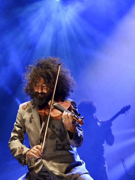 El virtuoso violinista de origen libanés regresó a A Coruña para dar un concierto, esta vez en el Palacio de la Ópera, en el marco de su gira ‘Intruso’, con la que planteó un viaje por la angustia de no encajar para acabar abrazando la riqueza de la identidad multicultural, encontrando un hogar en la música
