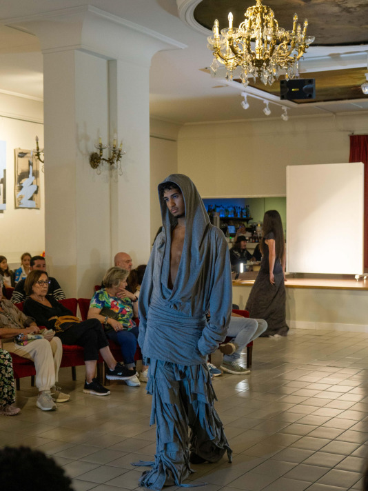Gosia Trebacz inauguró en Artesanos su exposición ‘Entran’, que se completó con dos desfiles, uno con prendas pintadas por ella que lucieron sus amigos , y otro con las creaciones de la joven Anhedonia