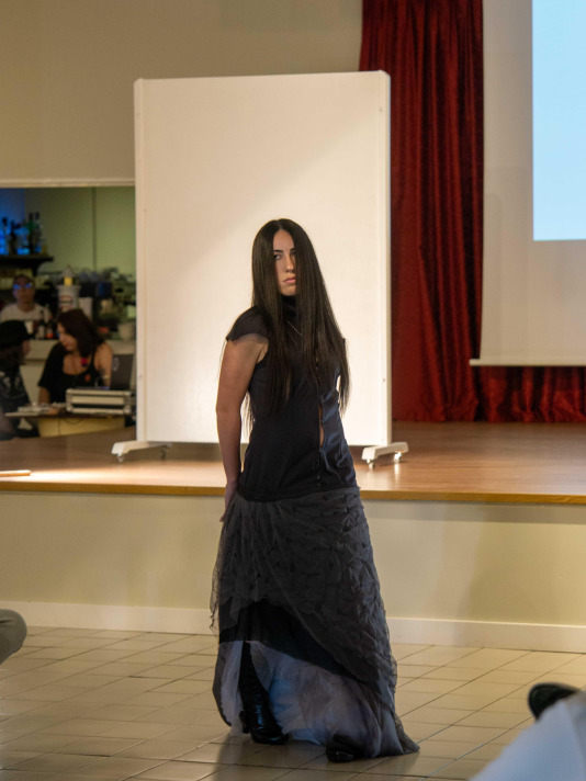 Gosia Trebacz inauguró en Artesanos su exposición ‘Entran’, que se completó con dos desfiles, uno con prendas pintadas por ella que lucieron sus amigos , y otro con las creaciones de la joven Anhedonia