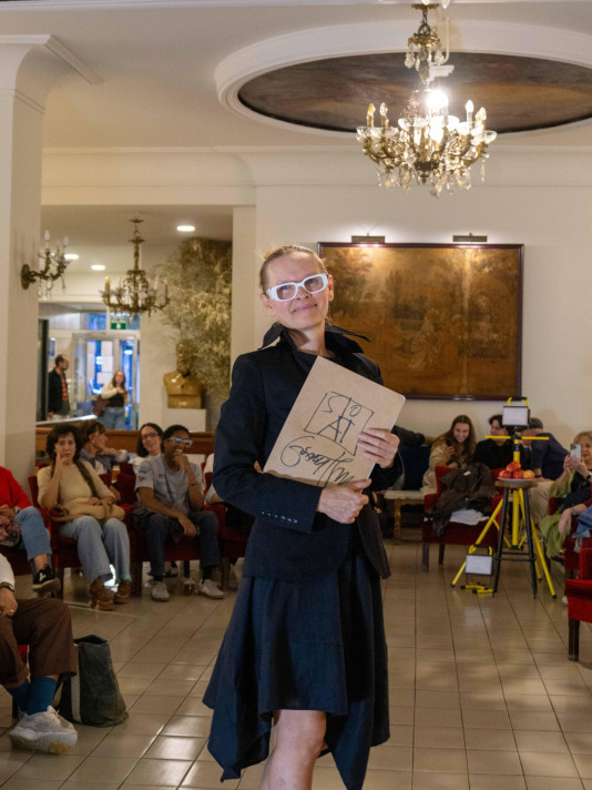 Gosia Trebacz inauguró en Artesanos su exposición ‘Entran’, que se completó con dos desfiles, uno con prendas pintadas por ella que lucieron sus amigos , y otro con las creaciones de la joven Anhedonia