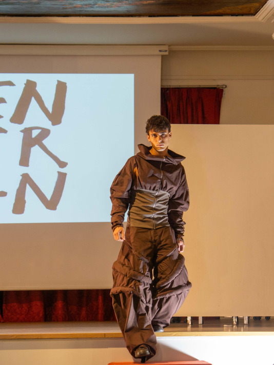 Gosia Trebacz inauguró en Artesanos su exposición ‘Entran’, que se completó con dos desfiles, uno con prendas pintadas por ella que lucieron sus amigos , y otro con las creaciones de la joven Anhedonia