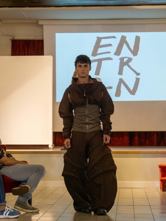 Gosia Trebacz inauguró en Artesanos su exposición ‘Entran’, que se completó con dos desfiles, uno con prendas pintadas por ella que lucieron sus amigos , y otro con las creaciones de la joven Anhedonia