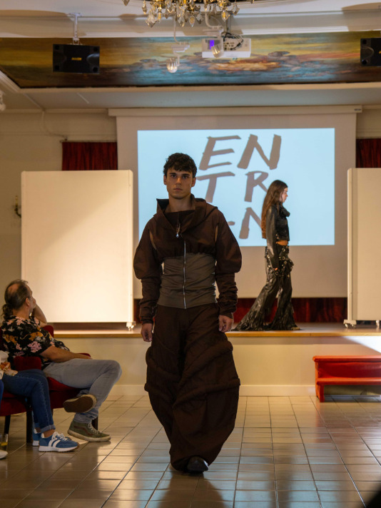 Gosia Trebacz inauguró en Artesanos su exposición ‘Entran’, que se completó con dos desfiles, uno con prendas pintadas por ella que lucieron sus amigos , y otro con las creaciones de la joven Anhedonia