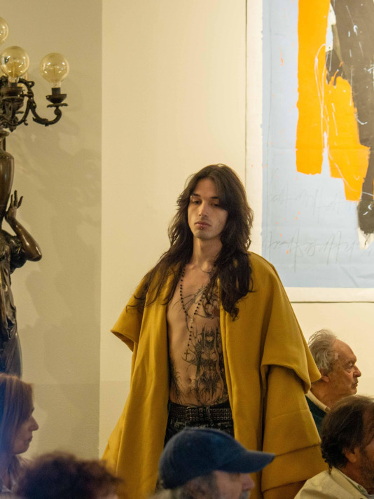 Gosia Trebacz inauguró en Artesanos su exposición ‘Entran’, que se completó con dos desfiles, uno con prendas pintadas por ella que lucieron sus amigos , y otro con las creaciones de la joven Anhedonia