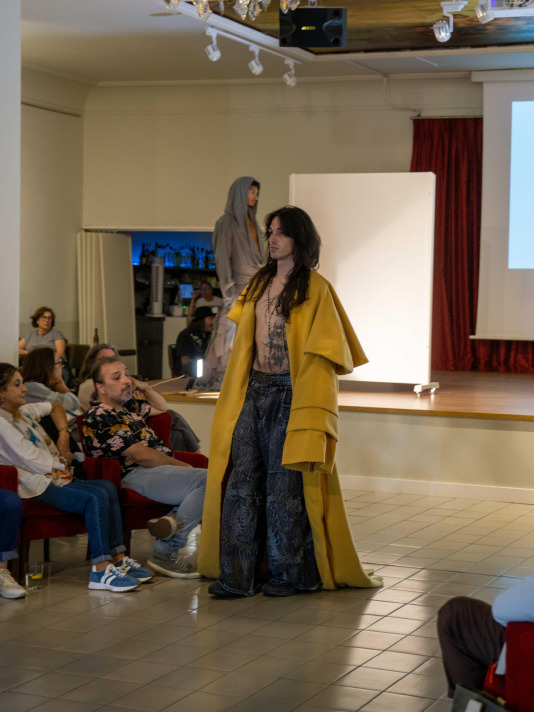 Gosia Trebacz inauguró en Artesanos su exposición ‘Entran’, que se completó con dos desfiles, uno con prendas pintadas por ella que lucieron sus amigos , y otro con las creaciones de la joven Anhedonia
