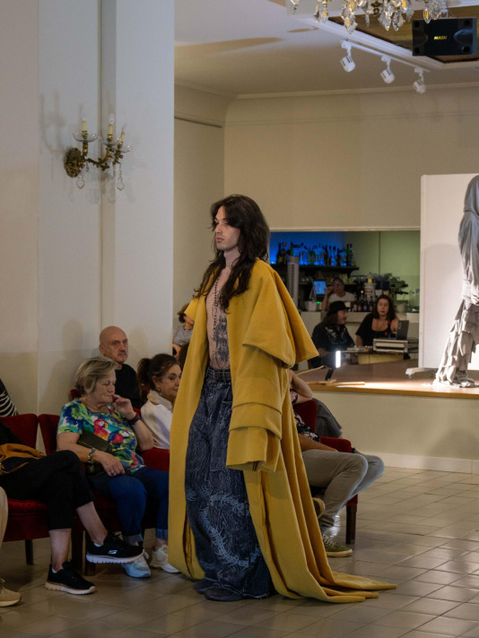 Gosia Trebacz inauguró en Artesanos su exposición ‘Entran’, que se completó con dos desfiles, uno con prendas pintadas por ella que lucieron sus amigos , y otro con las creaciones de la joven Anhedonia