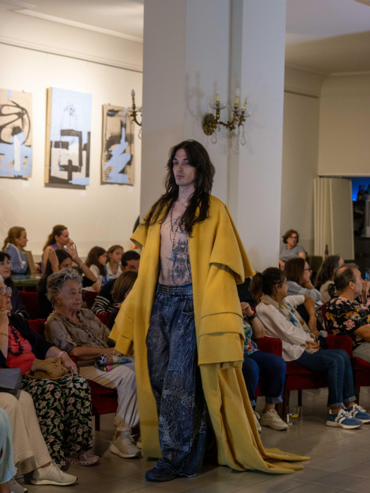 Gosia Trebacz inauguró en Artesanos su exposición ‘Entran’, que se completó con dos desfiles, uno con prendas pintadas por ella que lucieron sus amigos , y otro con las creaciones de la joven Anhedonia