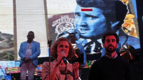Raquel y Joel, en la inauguración del mural dedicado a Pucho Boedo, durante las fiestas de O Ventorrillo