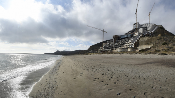 La Junta de Andalucía inicia el expediente para ordenar demoler el hotel de El Algarrobico